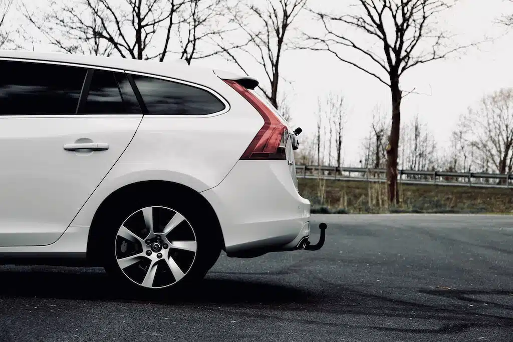 Arrière d'une voiture blanche