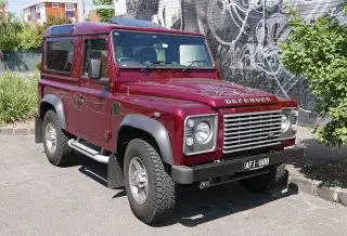 Photographie d’une Land Rover Defender de 2015. Image illustrant un article rédigé par Adesa sur les SUV d’occasion pas cher.