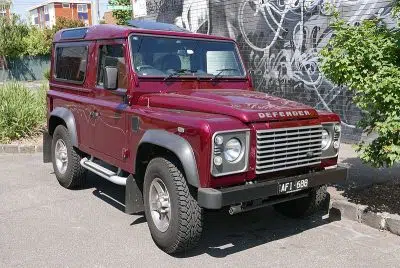 Photographie d’une Land Rover Defender de 2015. Image illustrant un article rédigé par Adesa sur les SUV d’occasion pas cher.