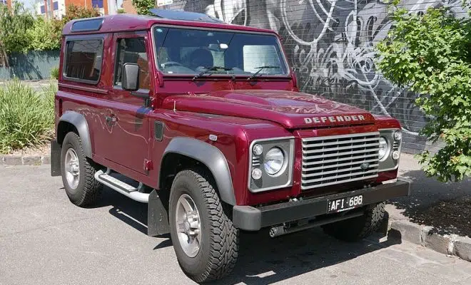 Photographie d’une Land Rover Defender de 2015. Image illustrant un article rédigé par Adesa sur les SUV d’occasion pas cher.