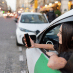 une personne dans une voiture de location