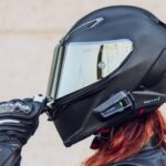 une femme avec un casque de moto