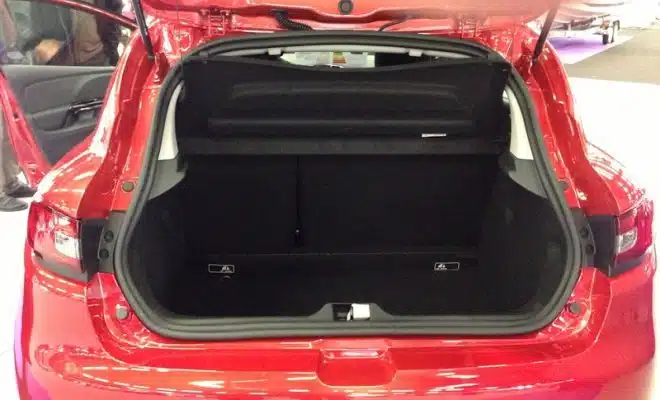 Découvrez l'intérieur de la Clio 4 taille du coffre, nouveautés 2019 et 2018