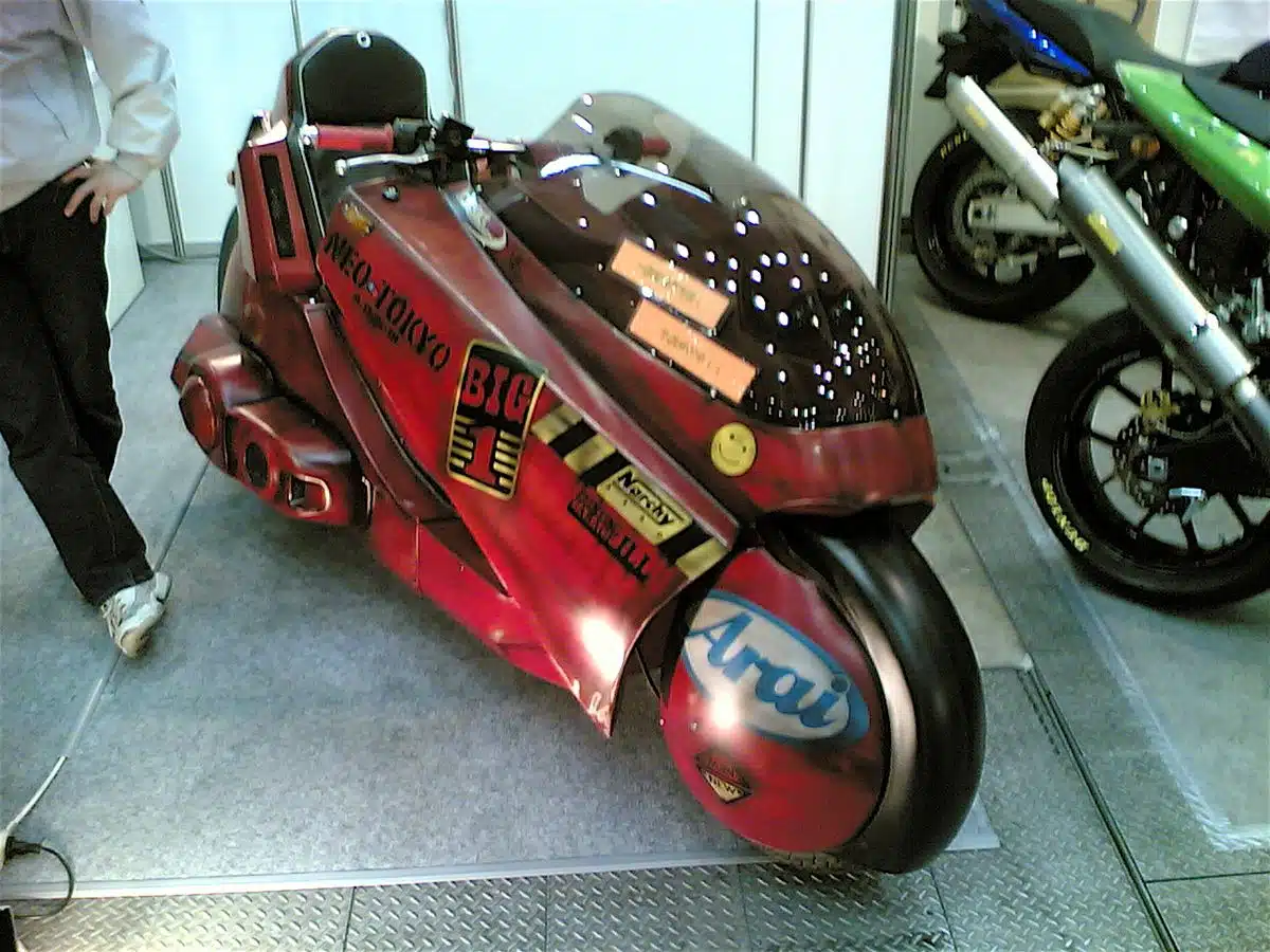 Design et technologie derrière la légendaire moto Akira 