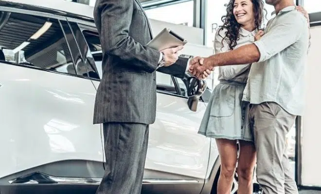 Un couple et un mandataire automobile