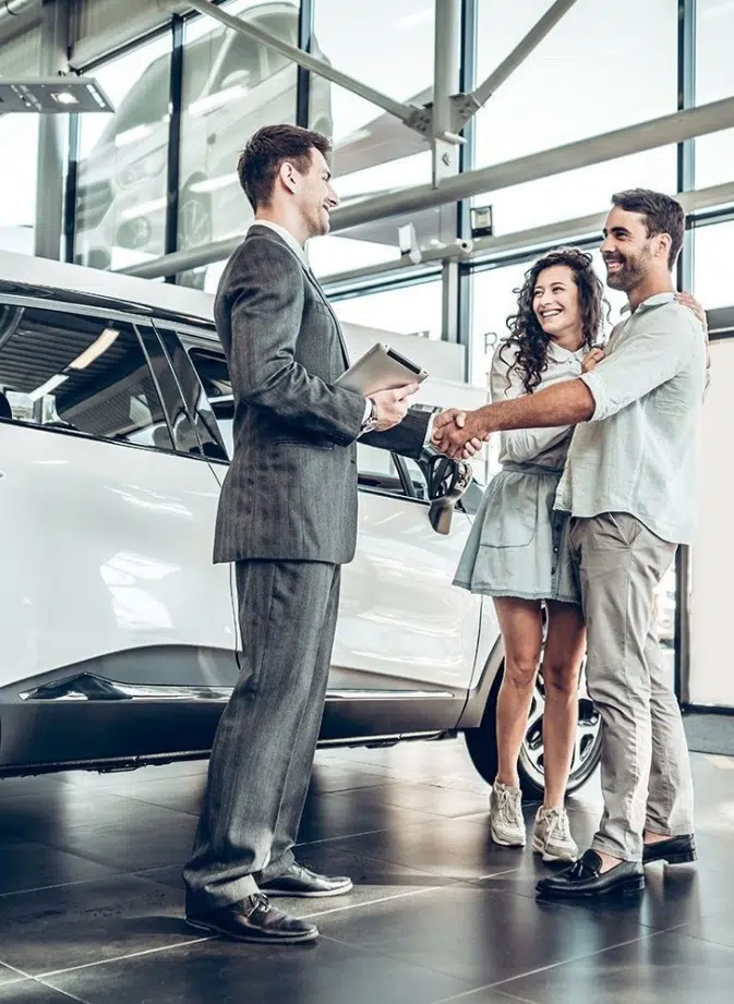 Un couple et un mandataire automobile