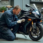Mécanicien inspectant le frein avant d'une Suzuki GSX 600 R dans un atelier de moto professionnel