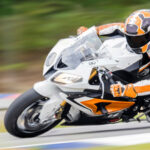 Est-il possible de conduire avec la même moto sur piste et sur route ?