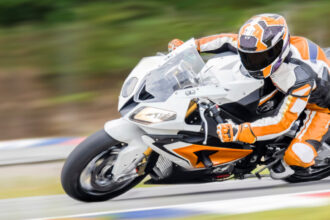 Est-il possible de conduire avec la même moto sur piste et sur route ?