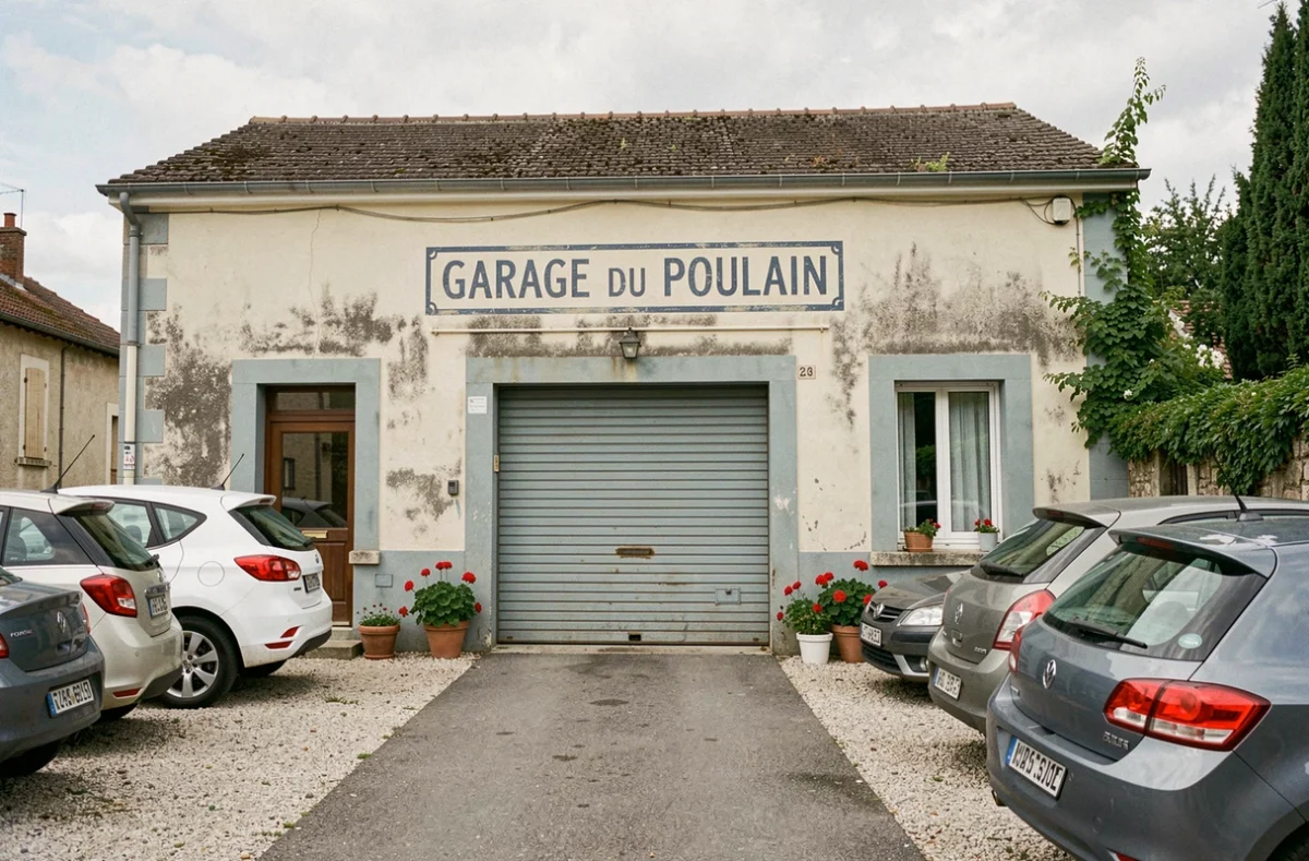Façade extérieure du Garage du Poulain, petit garage indépendant dans une rue calme de l'Indre