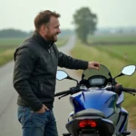 Homme ajustant la selle d'une moto 750 GSX R en extérieur