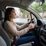 Jeune femme au volant d'une voiture à Lyon