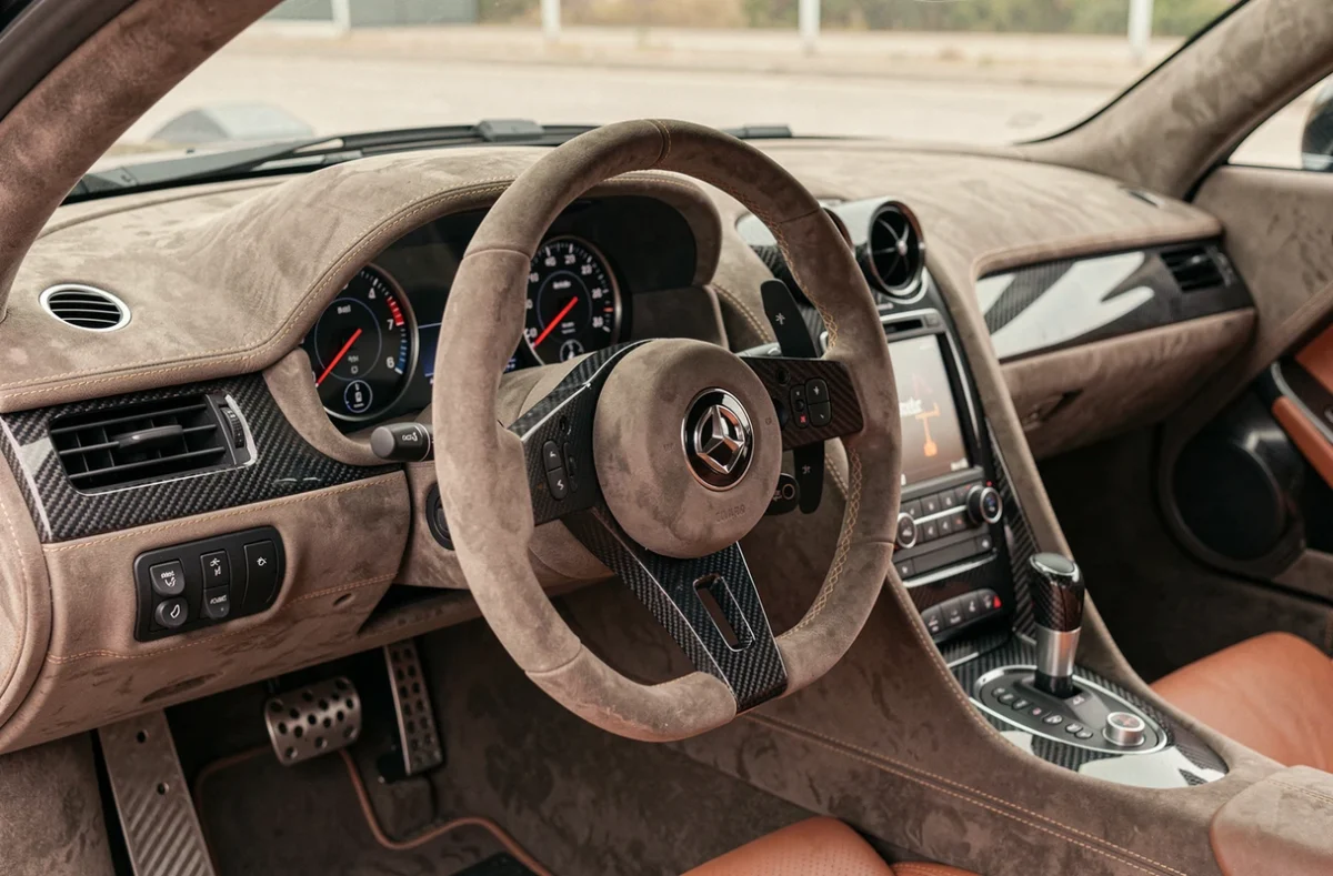 Intérieur cockpit Koenigsegg Agera avec tableau de bord en Alcantara et carbone et volant sport