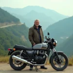 Motard en gear casual avec moto CB Boldor 900 en montagne