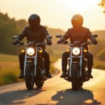 Deux motards roulant côte à côte sur une route verte ensoleillée