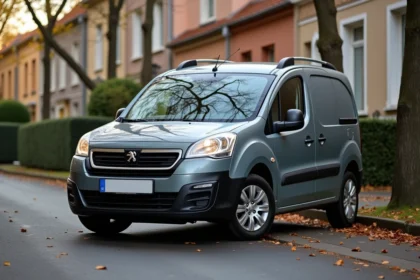 Peugeot Partner Tepee gris ardoise garé dans une rue pavillonnaire française en automne, vue trois quarts avant