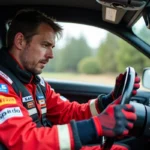 Pilote de rallye en combinaison ignifugée au volant d'une voiture de rallye, étudiant ses notes de navigation avant le départ