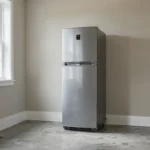 Réfrigérateur compact installé dans un garage rangé
