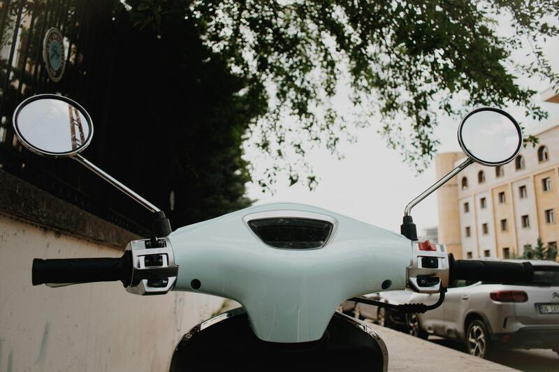 un scooter électrique blanc