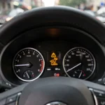 Voyant de liquide de frein allumé sur le tableau de bord d'une voiture en conduite urbaine