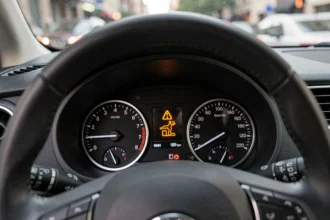 Voyant de liquide de frein allumé sur le tableau de bord d'une voiture en conduite urbaine