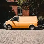 utilitaire jaune
