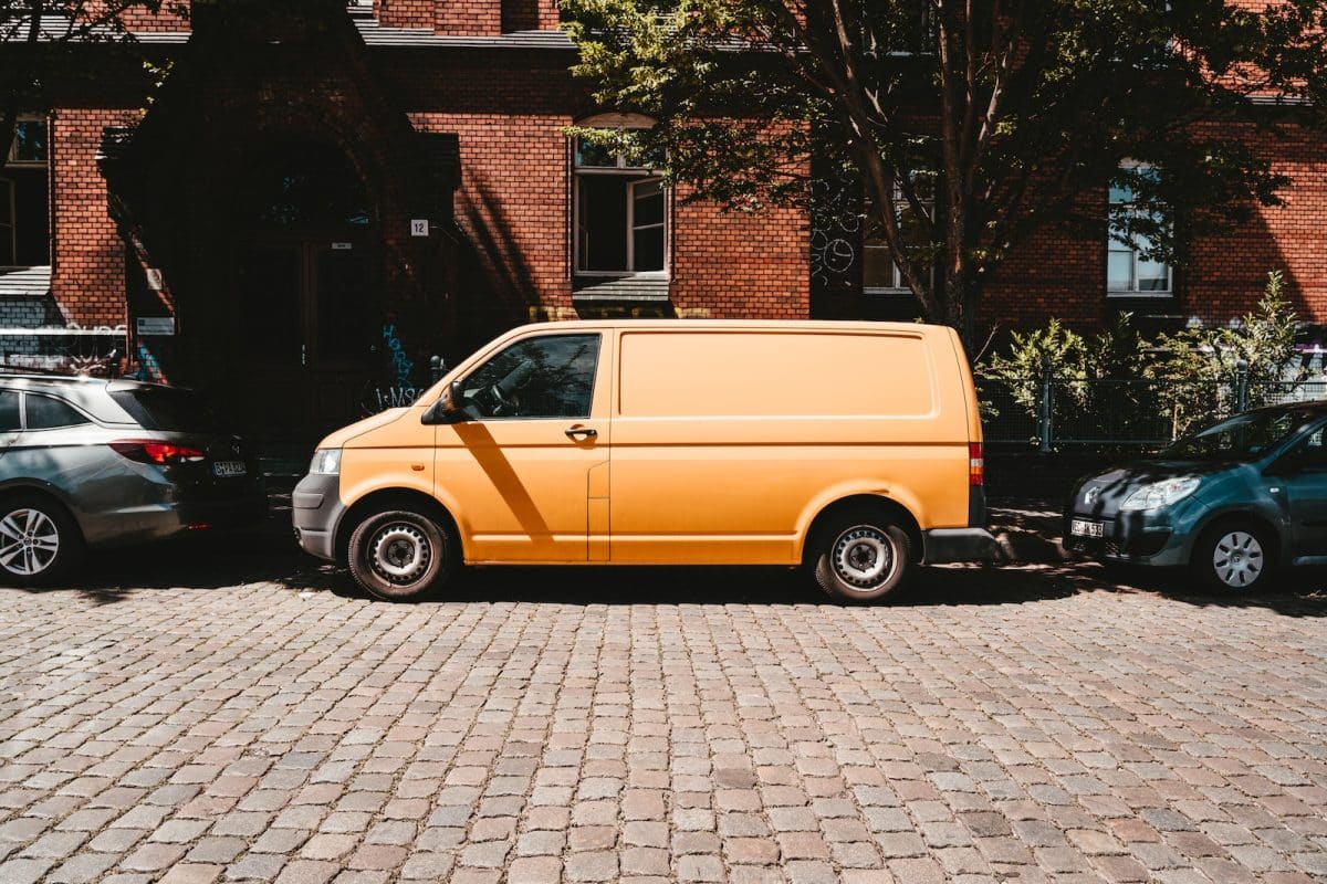 utilitaire jaune