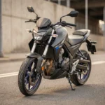 Yamaha MT-125 vue de trois quarts avant sur route asphaltée en milieu urbain industriel