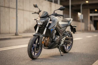 Yamaha MT-125 vue de trois quarts avant sur route asphaltée en milieu urbain industriel